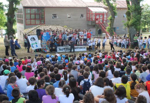 Máis de medio milleiro de nenos e nenas de Brión homenaxean a Carlos Casares na Carballeira de Santa Minia